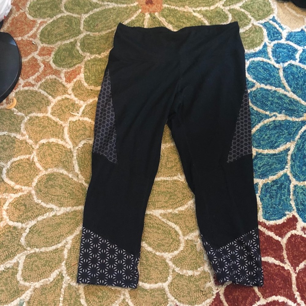Black Capri Sport Leggings with White Design